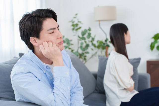 離婚条件について話し合う夫婦のイメージ