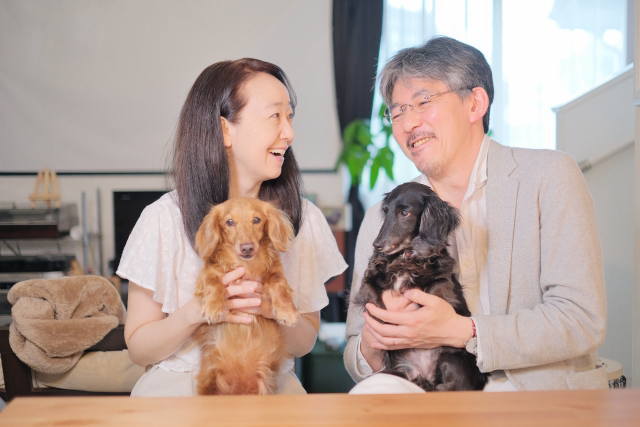 ペットの世話を頼む人を決めるために家族で相談するイメージ