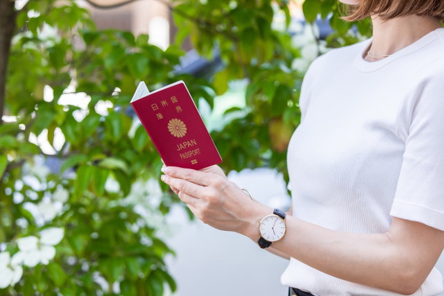 パスポートを持つ女性