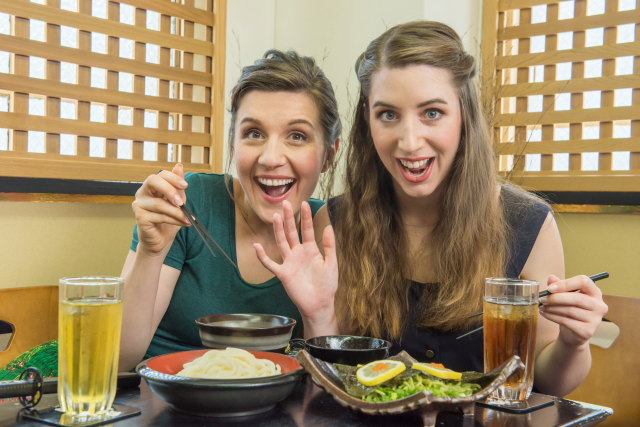 日本で食事する外国人