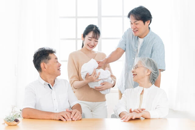 不要な土地の悩みが解消され、将来への不安がなくなった家族の安心した笑顔