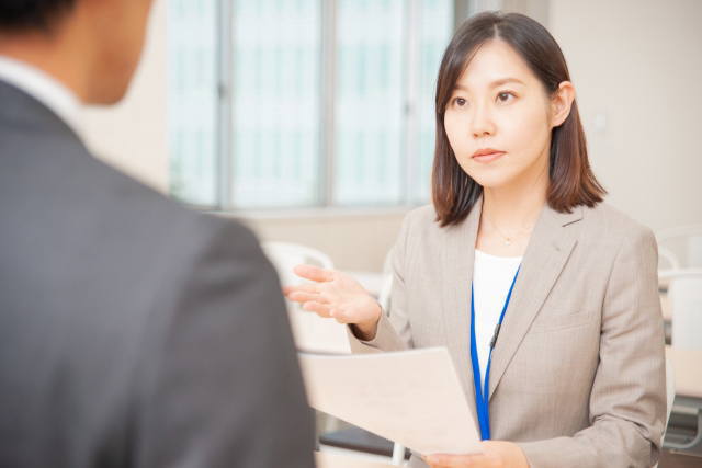 産業廃棄物運搬の許可が必要か行政に確認するイメージ