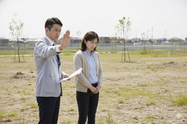 法務局による現地調査で不承認となる崖地や放置車両の例