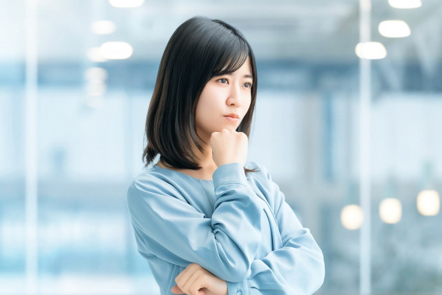 株式会社か合同会社か、会社設立の種類や手続きの流れに悩む女性のイメージ