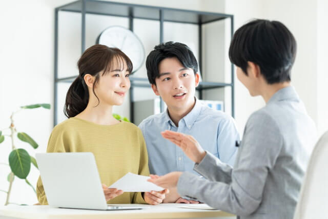 葛飾区金町の大塚法務行政書士事務所へVisa・在留資格の無料相談をする夫婦