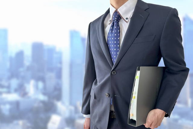 相続廃除を検討する際に弁護士へ相談し、関係資料を準備するイメージ