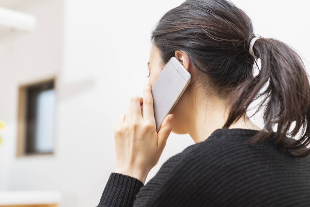 会社設立について行政書士に電話で問い合わせる女性