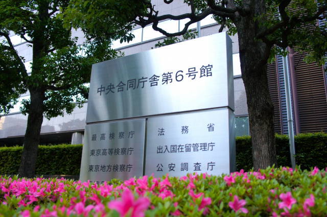 出入国や在留手続をイメージした場面